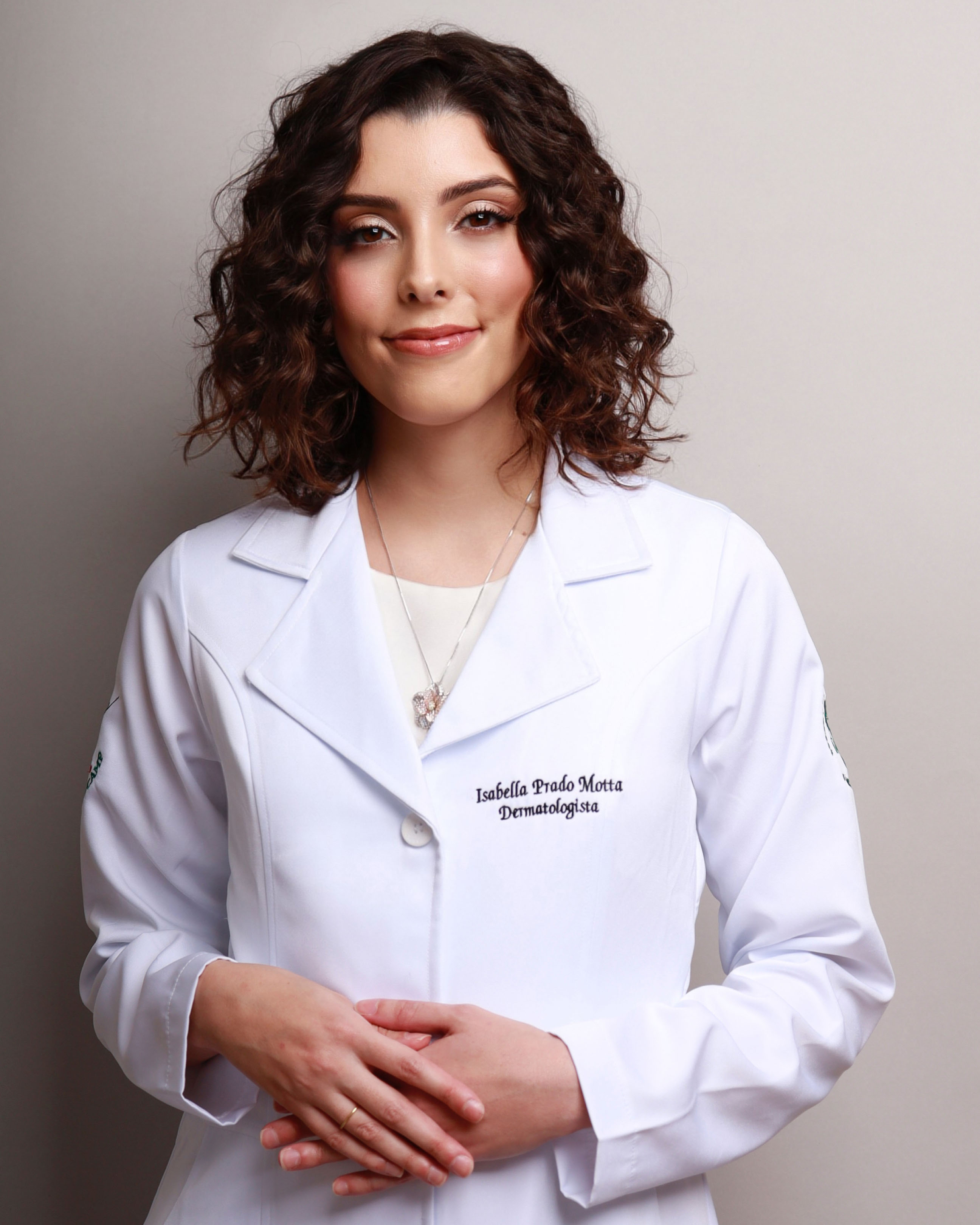 Dra. Isabella Motta vestida de jaleco sorrindo